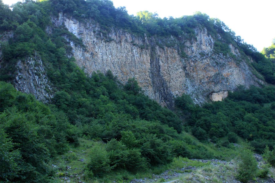 Höhlen in der Schlucht des Khada-Tals (Elguja-Höhle) ხადას ხეობის სახიზრები (ელგუჯას გამოქვაბული), Zakatkari