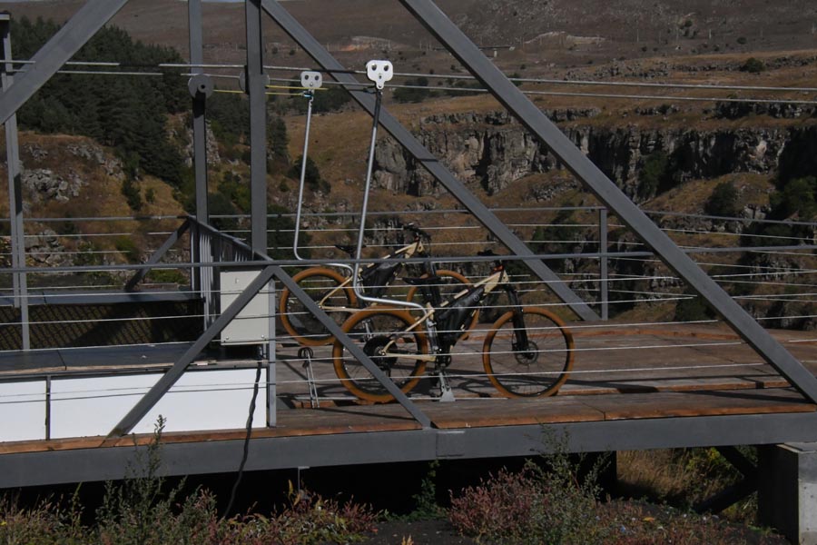 Bike-Line neben der Diamond Glass Bridge über das Tsalka Dashbashi Canyon წალკის კანიონი