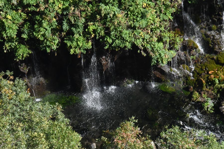 Wasserfall unter der Diamond Glass Bridge im Tsalka Dashbashi Canyon წალკის კანიონი