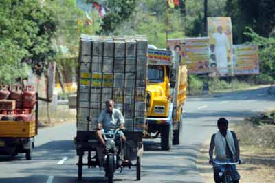 Highway 58 von Kanchipuram nach Mahabalipuram