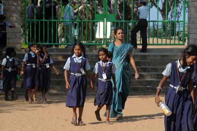 Mahabalipuram - Schulklassen besuchen Pancha Ratha