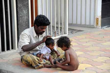 Indien Ponicherry - Vater mit Kindern