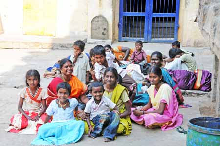 Indien Tiruchirappalli - Sri-Ranganathaswamy-Tempel - Familie bei einer Rast