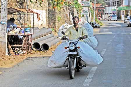 Thekkady - überladenes Motorrad