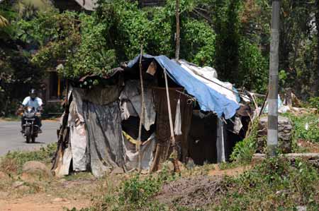 Kerala - Zwischen modernen Häusern auch diese Hütte bei Changanassery