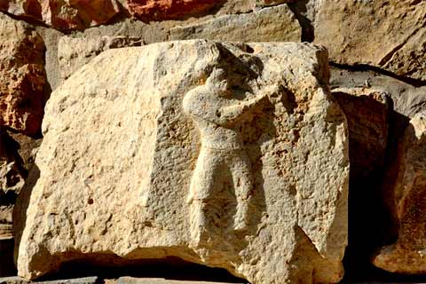 Teile vom Relief 7 im Bishapur Historical Museum