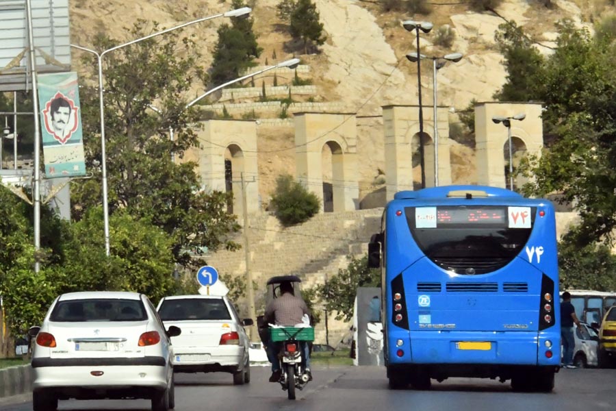 Anlage gegenüber Quran Gate am Haft Tanan Blvd/Route 65, Shiraz