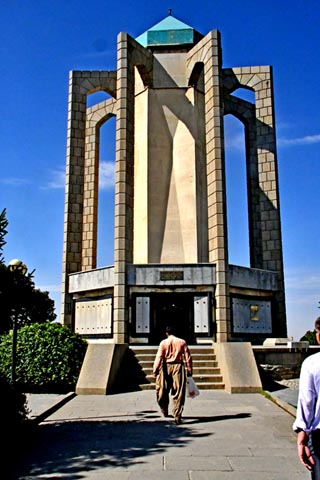 Mausoleum / Tomb vom Dichter Baba Taher آرامگاه باباطاهر