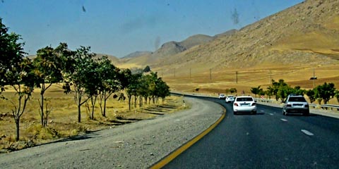 Route 48/AsianHighway 2 an kurz vor Sarab vor der Grenze von der Provinz Hamedan in die Provinz Kermānschāh
