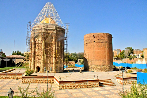 Gonbad-e Kabood, Gonbad-e-Kabud (Blauer Turm)- links mit Modavvar Tower برج مدور - rechts, Maragheh