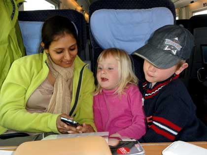 Bahnfahrt mit indischer Begleitung