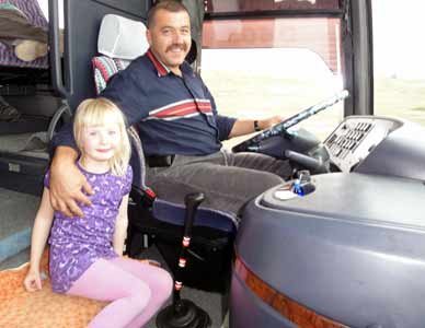 Busfahrer Bülent und seine nette Co-Pilotin