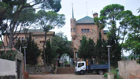 Colonia Güell - Schule und Haus des Lehrers