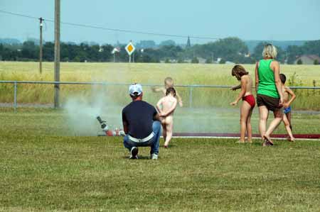 abkühlende Dusche der Feuerwehr zum Familienfest Seebergen 2010