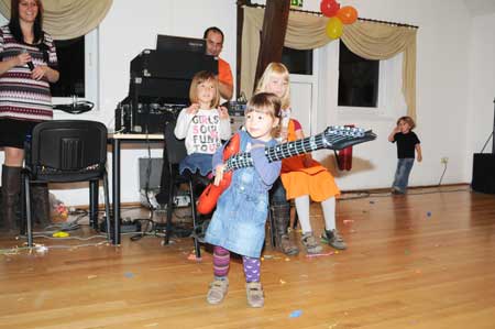 Siegerin zum Luftgitarre spielen - Kinderkirmes in Bösleben