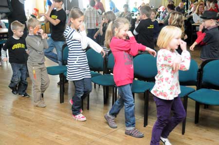 Luftballontanz zur Kinderkirmes in Mechterstdt