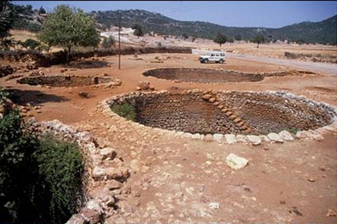 Antike Brunnenruinen am heutigen Stützpunkt Yavu Polye