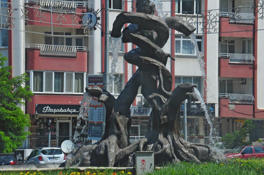 Statue Kreisverkehr an D420 / Güzel Sk, Antakya