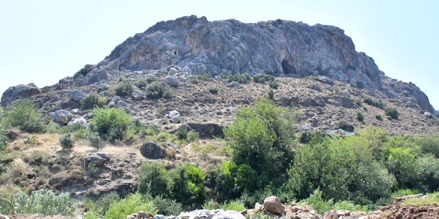 Beşkardeşler Kaya Mezarları / Ceylanlı Köyü Beşkardeşler Mağarası