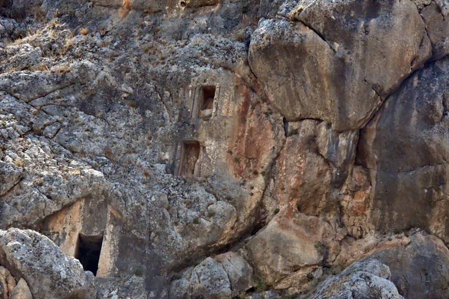 Beşkardeşler Kaya Mezarları / Ceylanlı Köyü Beşkardeşler Mağarası