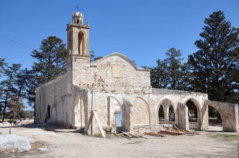 Ay. Auxentios (Aziz Iksendi) Kirche / Kloster in Büyükkonuk