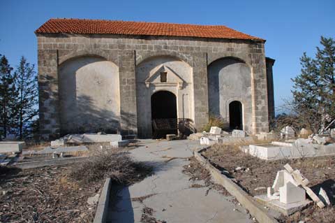 Kirchenruine und Friedhof bei Tatlisu