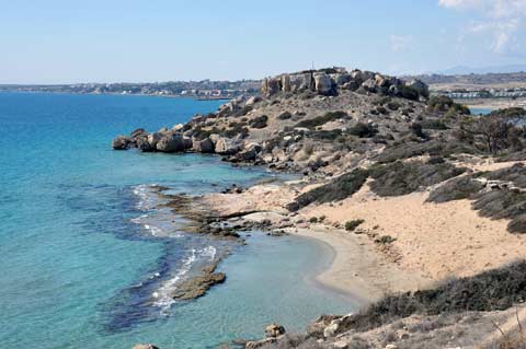 Mushroom Rocks (Steinfelsen im Meer) bei Gastria