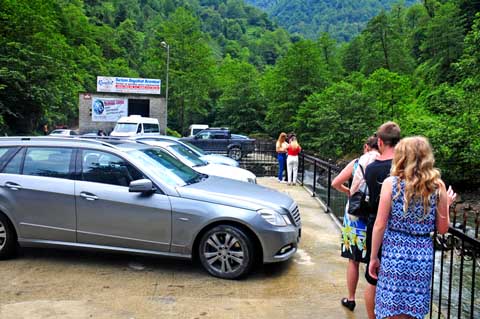 Parkplatz zum Wasserfall Mençuna Şelalesi