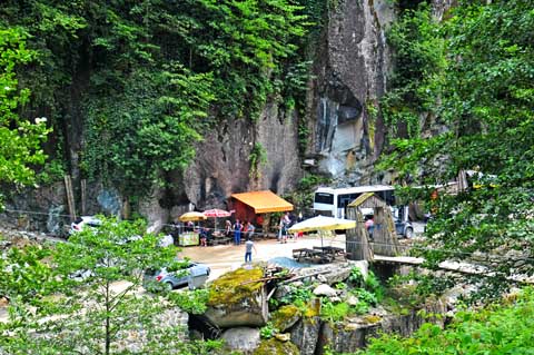 Parkplatz zum Wasserfall Mençuna Şelalesi