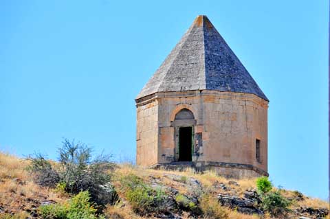 Gülcü Baba Kümbeti / Cupola, Kemah