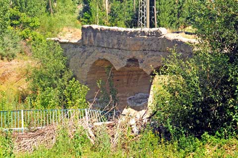 hist. Brücke, Double Arch Bridge defying