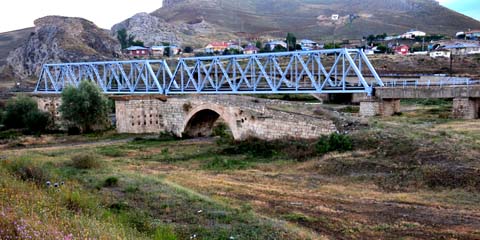 Kötür-Brücke bei Tercan über den Karasu