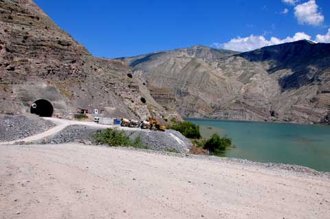 Tunnelbau an der Balıklı Köyü Yolu D950, Uzundere