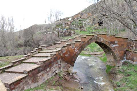 Brücke Bayındır Köprüsü zur Harabe Şehir, Ahlat