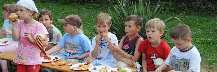 Kinder zum Zuckertütenfest im Kindergarten Haarhausen