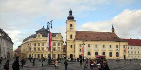 Piața Mare - Rathaus mit KircheBiserica Sfânta Treime