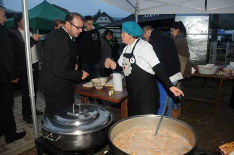 Bürgermeister auf dem Festivalul Porcului de Bazna 2016