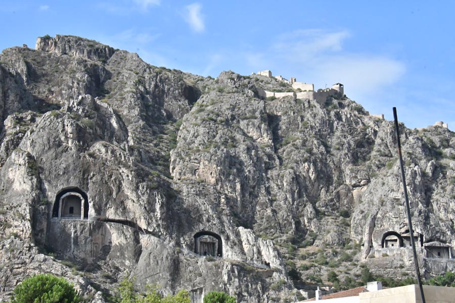 Harşena Berg mit Pontische Felsgräber / Harşena Dağı ve Pontus Kralları Kaya Mezarları, Amasya