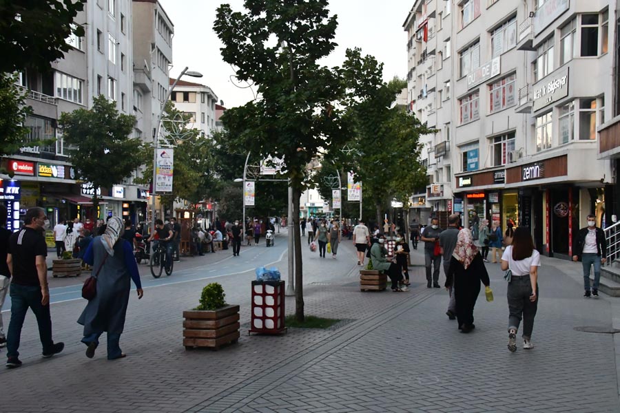 Fußgängerzone in der İzzet Baysal Cd., Bolu