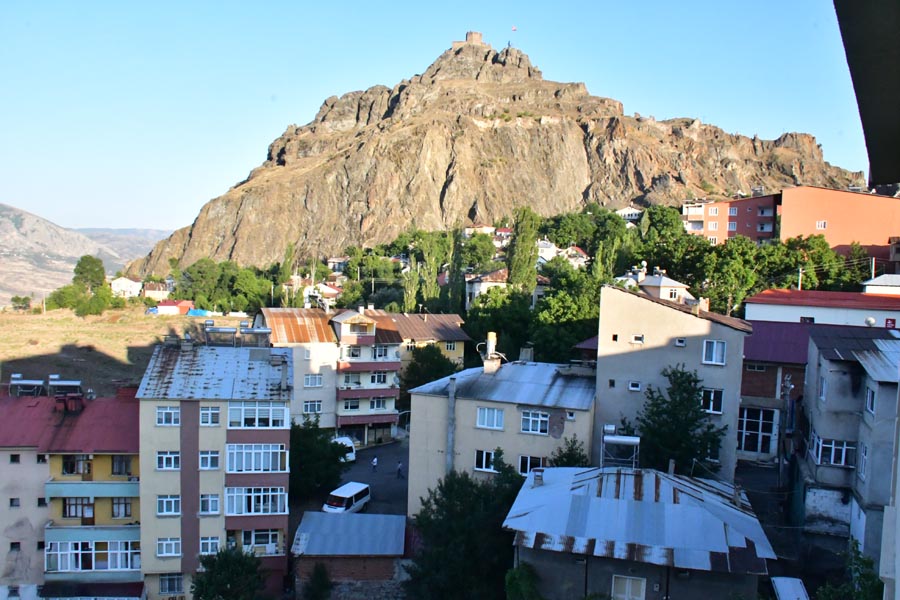 Blick vom Hancılar Otel in Şebinkarahisar auf die Burg
