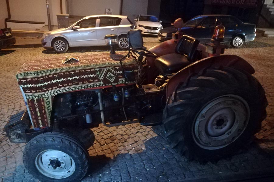 geparkte Traktoren am Straßenrand in Şebinkarahisar