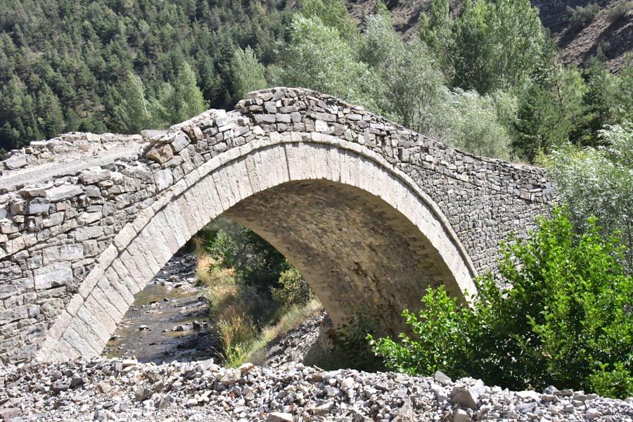 Antike Brücke in Bazbent in Nähe der historische Stadt Krom in Yağlıdere