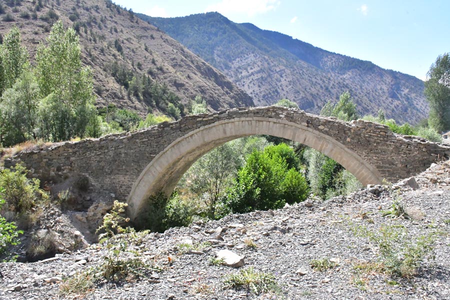 Antike Brücke in Bazbent in Nähe der historische Stadt Krom in Yağlıdere