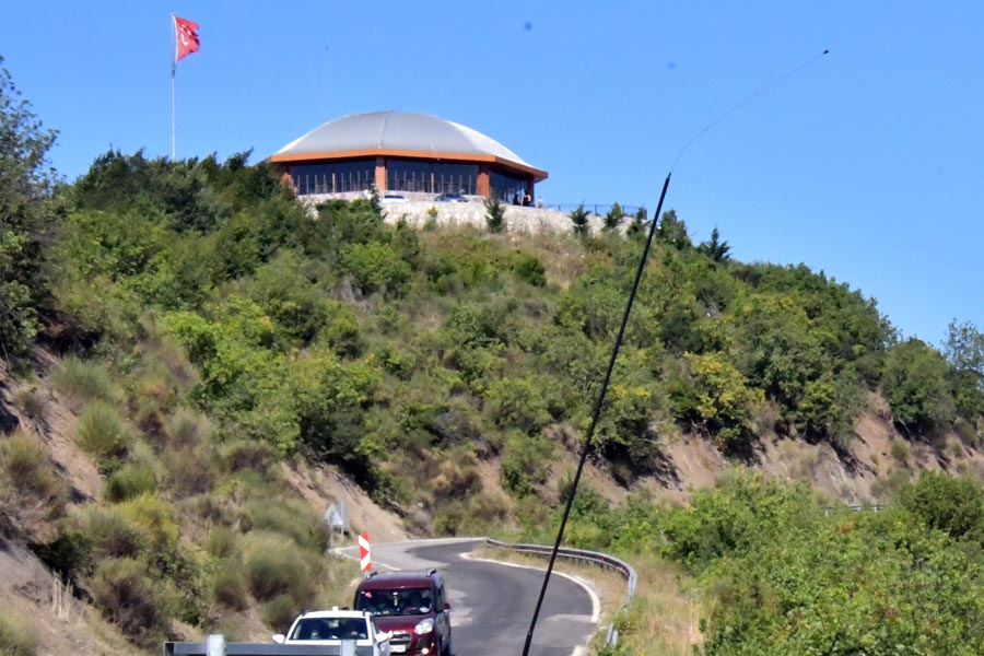 Blick auf Cide vom Aussichtspunkt Tuğ Tepesi Seyir Terası / Tug Hill Observation Dec an der D010