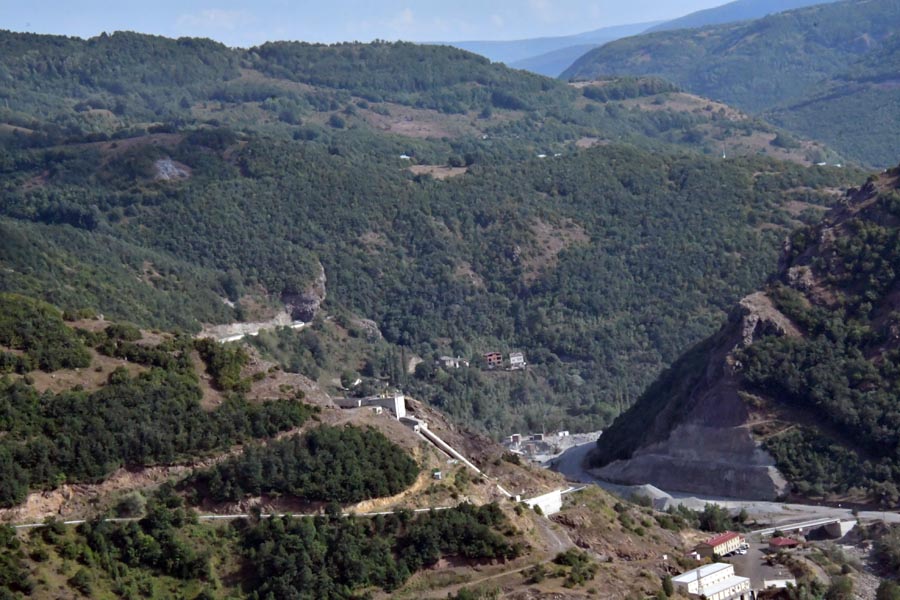 Aussichtspunkt auf Staudamm Topçam Baraj Göleti bei Mahmudiye von der Tokat Ordu Yolu / D855 aus