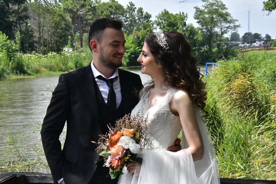 Brautpaar zum Fotoshooting im Restaurant in Terme / Kozluk Mahallesi
