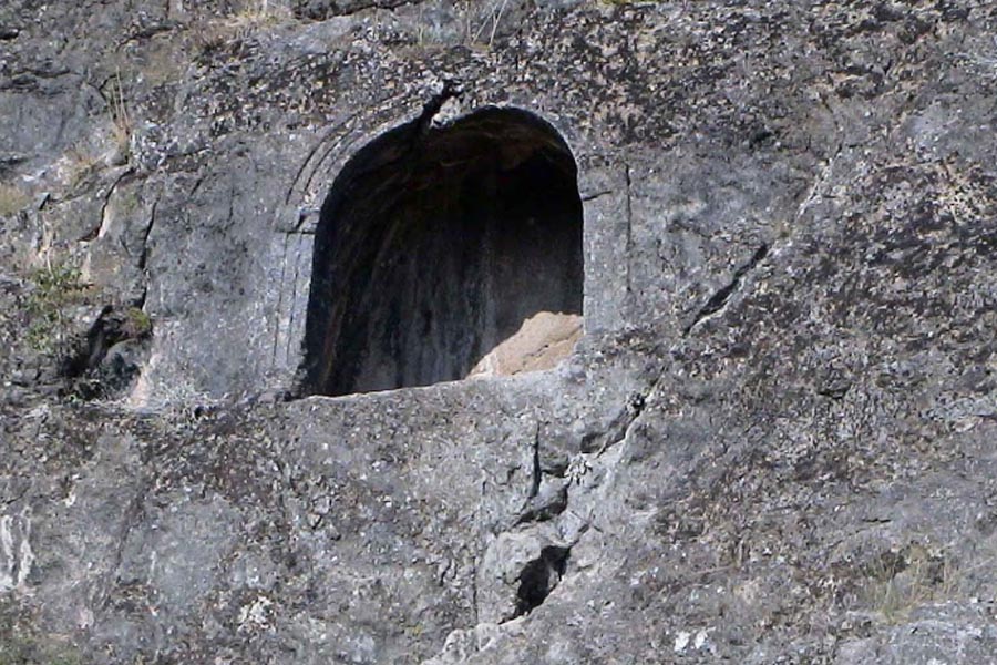 Kaya Mezarları - Emeri Kalesi, Bağpınar