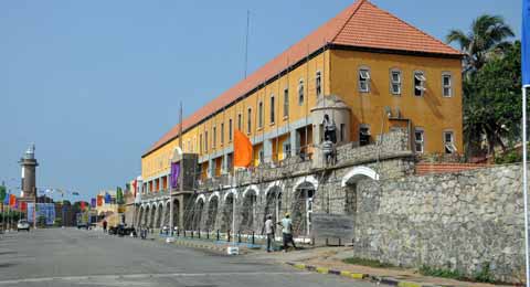 Colombo Leuchtturm und Fortmauer