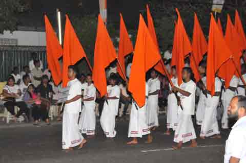 Buddhistische Fahne orange buddhist flag - Navam Perahera Colombo 2014