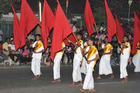 Buddhistische Fahne rot buddhist flag red - Navam Perahera Colombo 2014